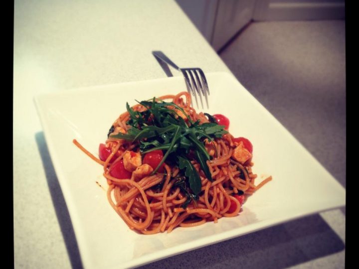 Spaghetti con pollo e rucola