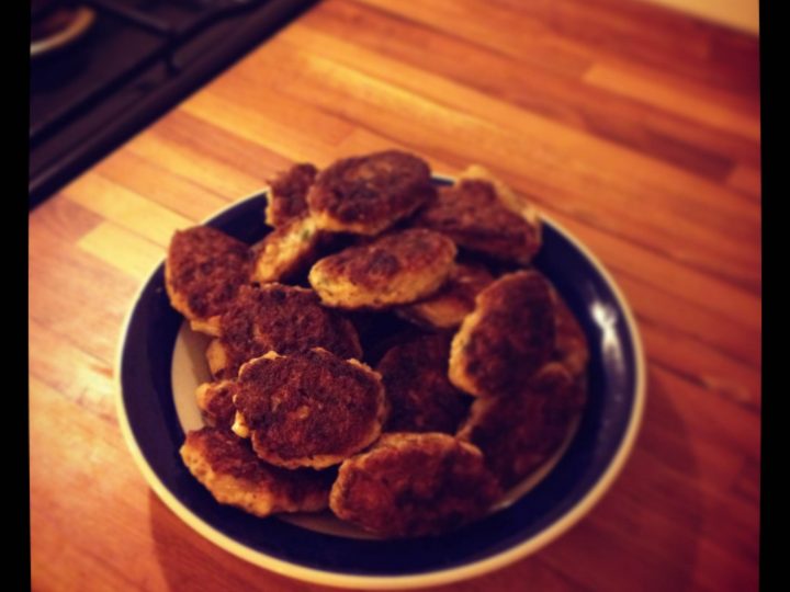 Kyllingefrikadeller med basilikum og pinjekerner